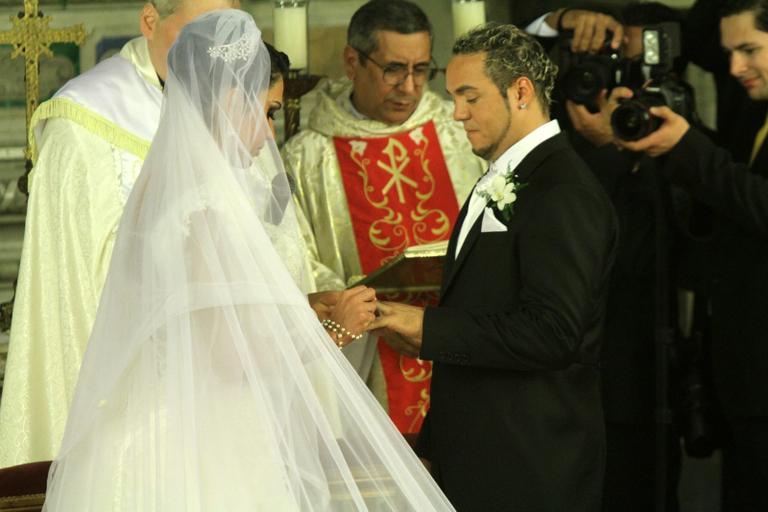 Gracyanne Barbosa e Belo trocam as alianças de casamento