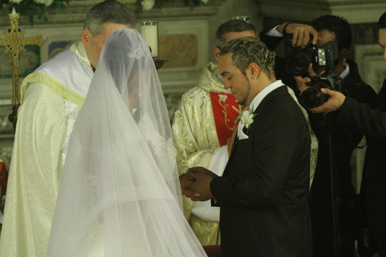 Gracyanne Barbosa e Belo trocam as alianças de casamento