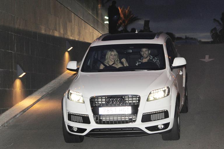 Shakira e Gerard Piqué: carinhos e sorrisos em flagra em Barcelona