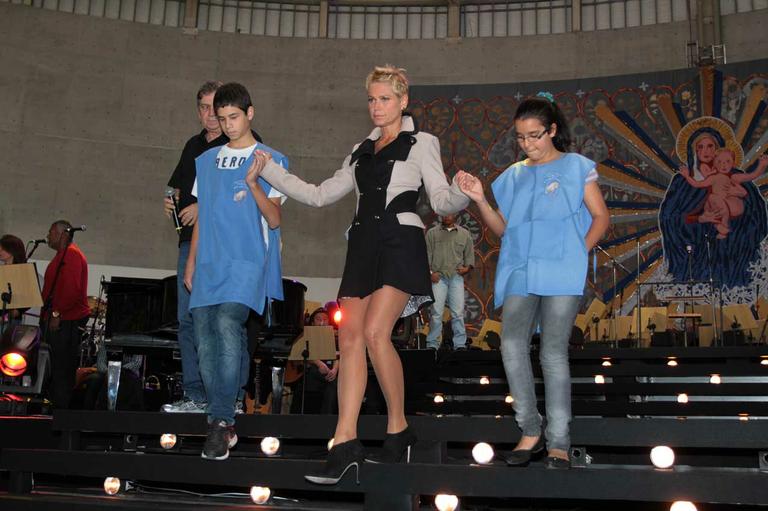 Xuxa ensaia para sua participação no DVD 'Ágape'