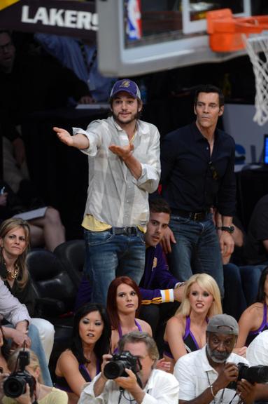 Ator Ashton Kutcher vibra em jogo dos Lakers em Los Angeles