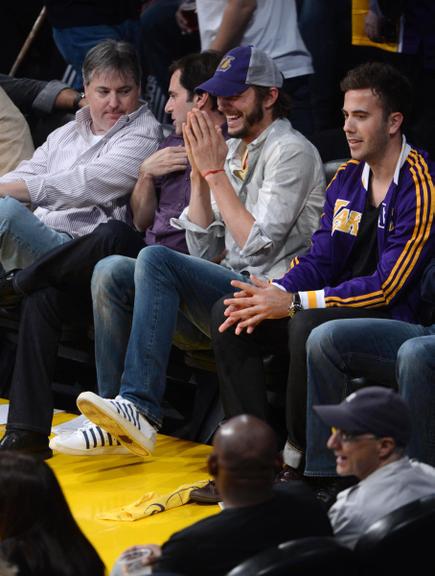 Ator Ashton Kutcher vibra em jogo dos Lakers em Los Angeles