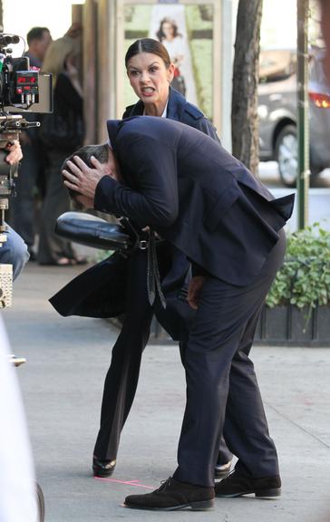 Catherine Zeta-Jones agride Jude Law em cena do filme ‘The Bitter Pill’