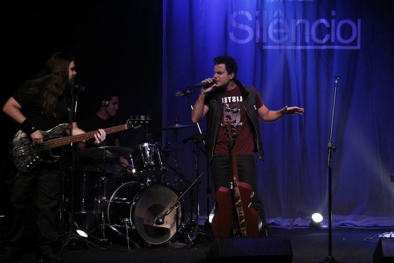 Pedro Lobo em sua turnê de estreia, 'Silêncio'