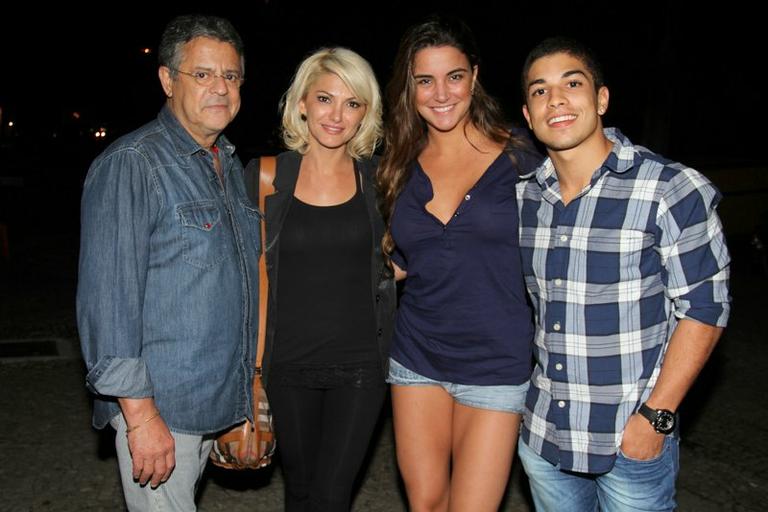Laisa e o ator Douglas Sampaio encontram o casal Antônia Fontenelle e Marcos Paulo