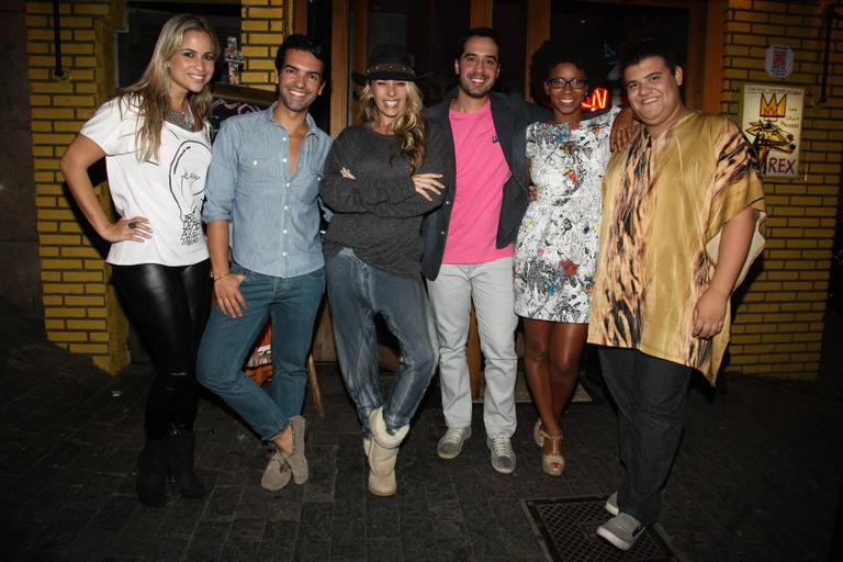 Equipe do programa 'Muito +' comemora aniversário de Lysandro Kapila em São Paulo