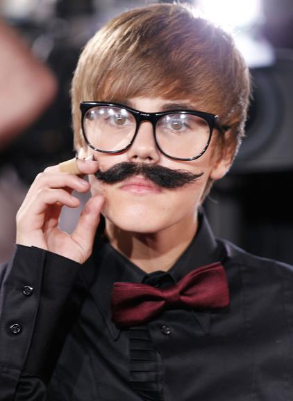 Bieber já apareceu algumas vezes querendo brincar com a imagem de 'nerd'