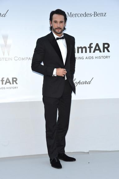 Rodrigo Santoro representa o Brasil no evento amFAR, em Cannes