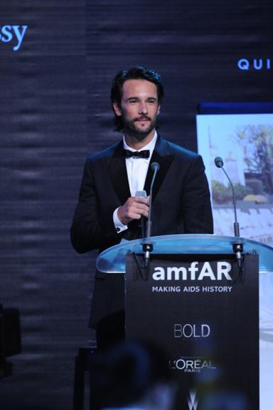 Rodrigo Santoro representa o Brasil no evento amFAR, em Cannes