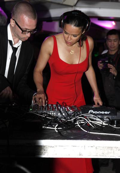 Michelle Rodriguez anima pista de dança em festa na cidade de Cannes, na França