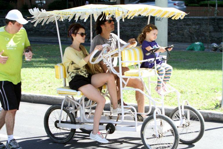 Débora Falabella pedala quadriciclo com a filha, Nina, e o namorado, Daniel Alvim, pela Lagoa Rodrigo de Freitas, Rio de Janeiro