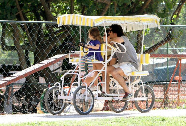 Débora Falabella pedala quadriciclo com a filha, Nina, e o namorado, Daniel Alvim, pela Lagoa Rodrigo de Freitas, Rio de Janeiro