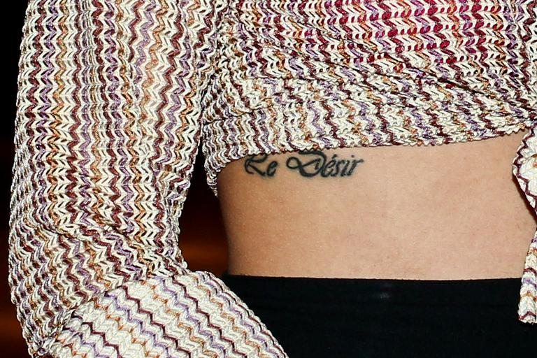 'Le Désir', que significa 'Desejo' em francês, é a tatuagem de Carol Macedo