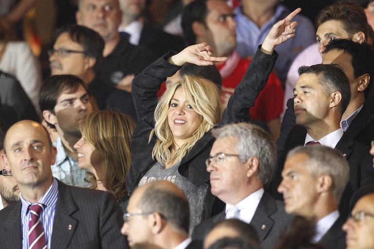 Shakira torce por Piqué da arquibancada em jogo do Barcelona