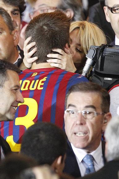 Shakira beija Piqué após vitória do Barcelona