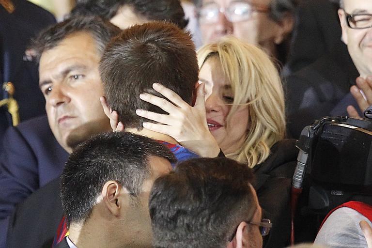 Shakira beija Piqué após vitória do Barcelona