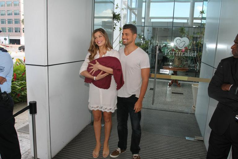 Grazi Massafera e Cauã Reymond deixam maternidade com Sofia