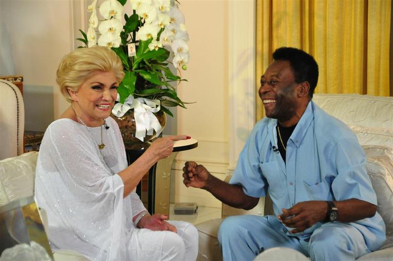 Hebe Camargo recebe Pelé em sua casa para realizar entrevista com o craque