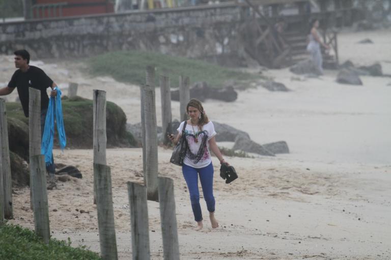 Leandra Leal grava cenas para a novela ‘Cheias de Charme’ em praia do Rio de Janeiro