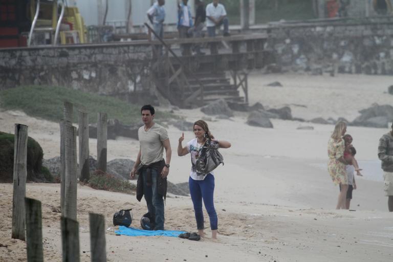 Leandra Leal e Ricardo Tozzi gravam cenas de romance para a novela ‘Cheias de Charme’ em praia do Rio de Janeiro