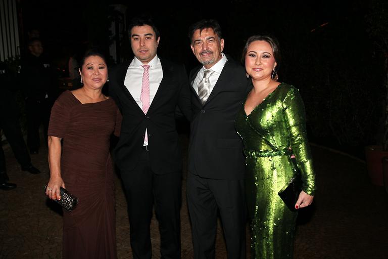 A família de Sabrina Sato: Dona Kika com o marido, Omar, e os filhos Karin e Karina