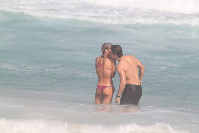 Bia e Branca Feres curtem namorados na praia da Barra da Tijuca, Rio de Janeiro