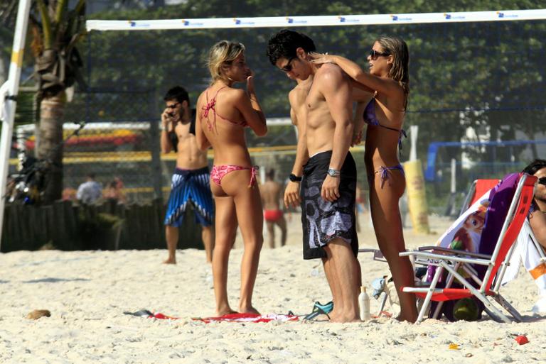 Bia e Branca Feres curtem namorados na praia da Barra da Tijuca, Rio de Janeiro