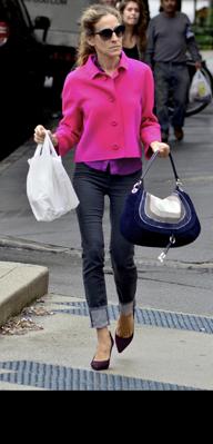 Casual: a atriz Sarah Jessica Parker adota um visual descontraído durante o dia. Ela brinca com as proporções e usa salto para dar leveza à combinação de jeans e jaqueta