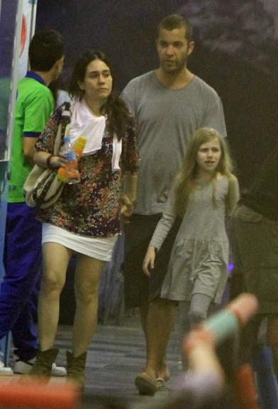 Alessandra Negrini passeia com o namorado João Wainer e a filha Betina 