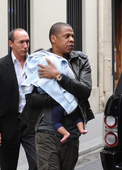 Beyoncé e Jay-Z passeiam com Blue Ivy em Paris
