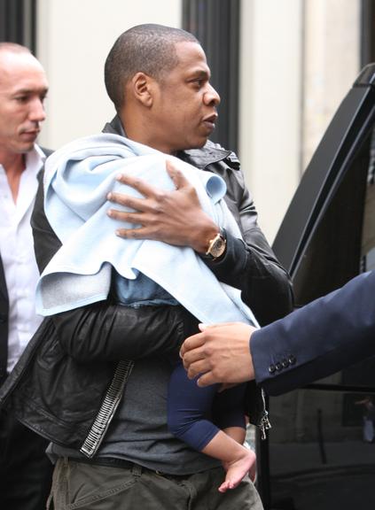 Beyoncé e Jay-Z passeiam com Blue Ivy em Paris
