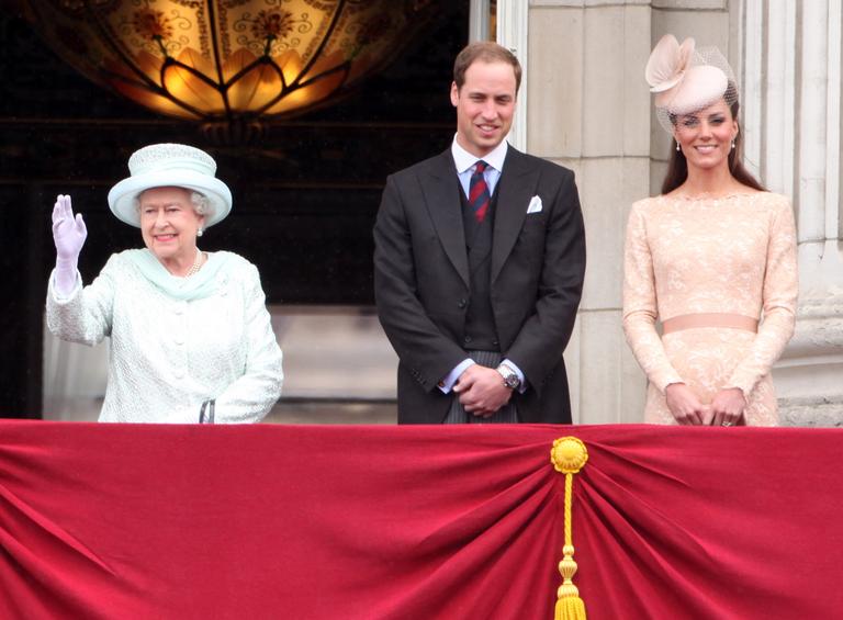 Elizabeth II, Príncipe William e Catherine Middlelton