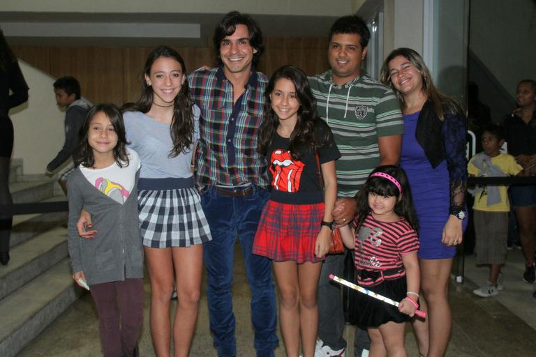 André Gonçalves com filhas e amigos