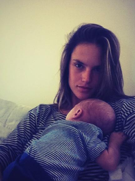 Alessandra Ambrosio com Noah (um mês) em seu colo