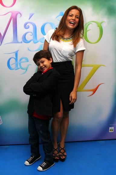 Nívea Stelmann e o filho Miguel
