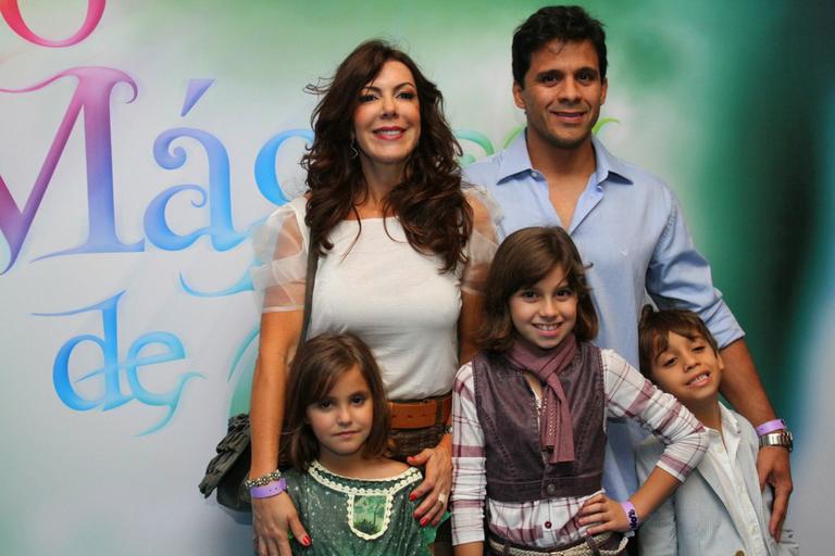 Claudia Lira com o marido João Marcelo Araújo, a filha Valentina e os enteados Carolina e João Vitor