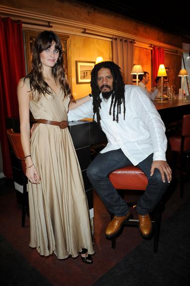 Isabeli Fontana acompanha Rohan Marley na estreia de 'Marley The Definitive Story', documentário sobre a vida e obra de Bob Marley
