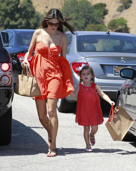 Alessandra Ambrosio e sua filha mais velha, Anja Louise, vão de vermelho à festa de aniversário