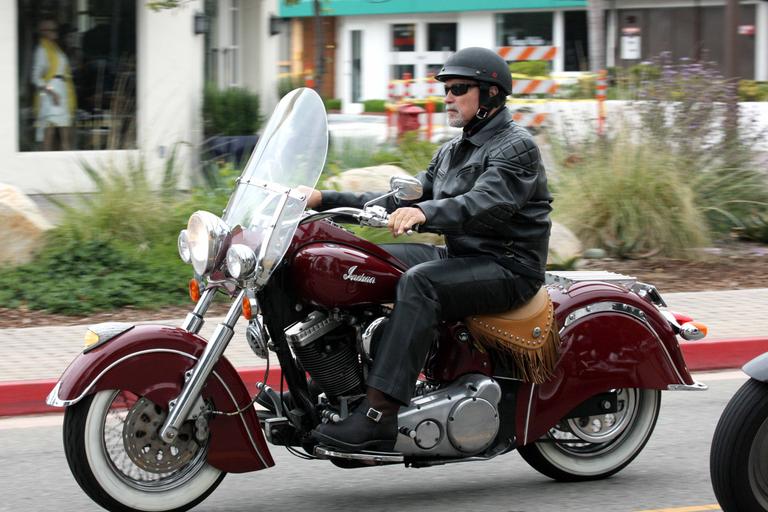 Arnold Schwarzenegger anda de moto com amigos em Los Angeles