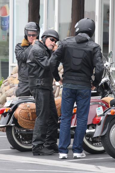 Arnold Schwarzenegger anda de moto com amigos em Los Angeles