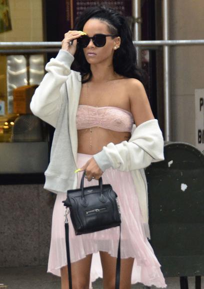 Rihanna abusa na transparência de top durante passeio por Nova York, nos Estados Unidos