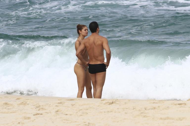 Sophie Charlotte e Malvino Salvador curtem Dia dos Namorados em praia do Rio de Janeiro