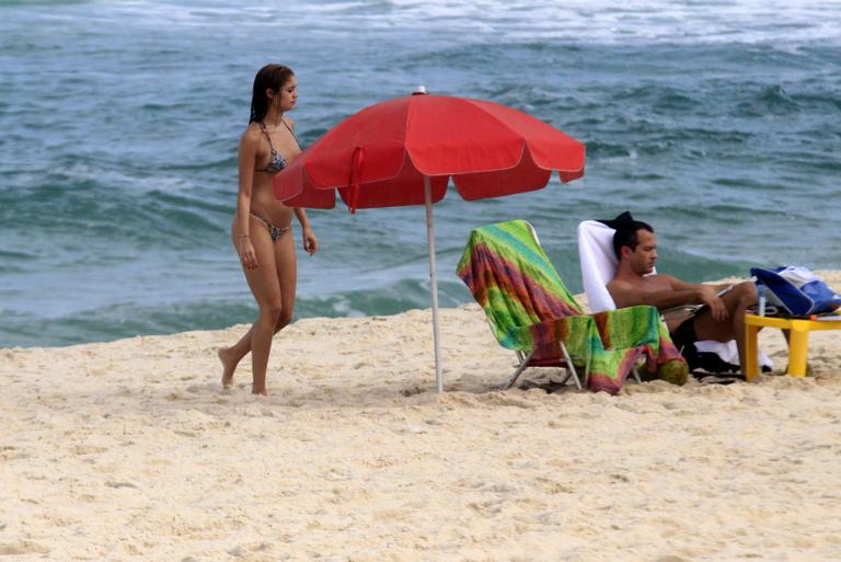 Sophie Charlotte e Malvino Salvador curtem Dia dos Namorados em praia do Rio de Janeiro