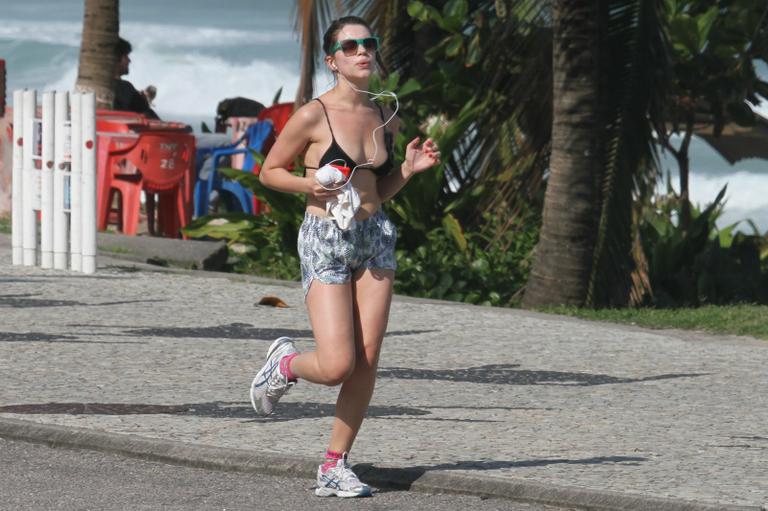 Atriz Bruna Linzmeyer mostra boa forma ao se exercitar no Rio de Janeiro