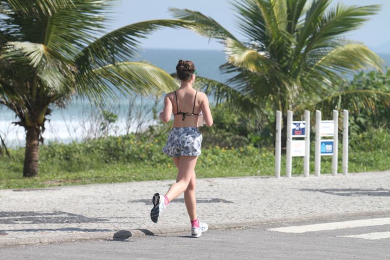 Atriz Bruna Linzmeyer mostra boa forma ao se exercitar no Rio de Janeiro