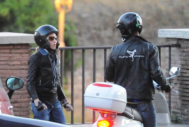 Madonna passeia de moto com o namorado, Brahim Zaibat, pela cidade de Roma, na Itália