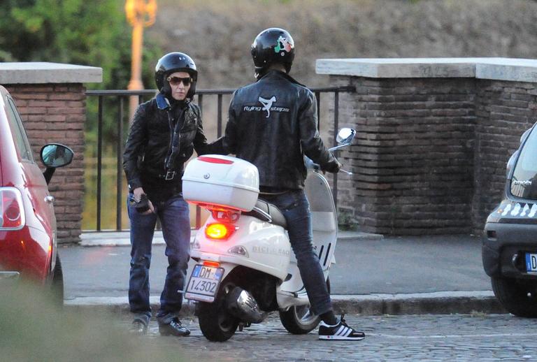 Madonna passeia de moto com o namorado, Brahim Zaibat, pela cidade de Roma, na Itália