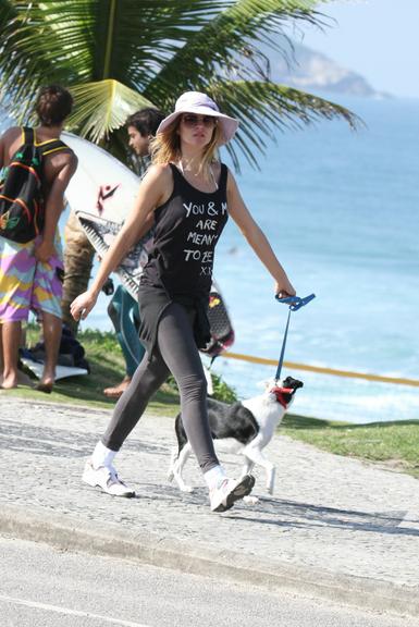 Acompanhada de seu fiel escudeiro, o cãozinho Pluft, a VJ da MTV Ellen Jabour se exercita no calçadão da Barra da Tijuca