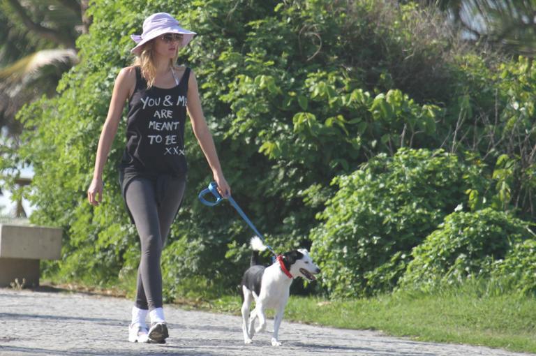 Acompanhada de seu fiel escudeiro, o cãozinho Pluft, a VJ da MTV Ellen Jabour se exercita no calçadão da Barra da Tijuca
