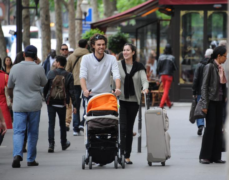 Gustavo Kuerten passeia com a mulher, Mariana Soncini, e a filha, a pequena Maria Augusta, por Paris, na França